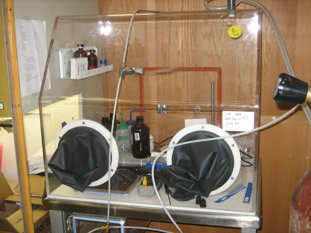 Glove box for inert atmosphere work located at LAMSAT