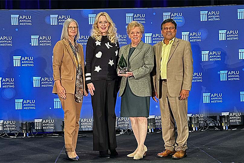 aoa体育 Innovative Education AVP, aoa体育 World Vice President, aoa体育 President, and Provost accept APLU award